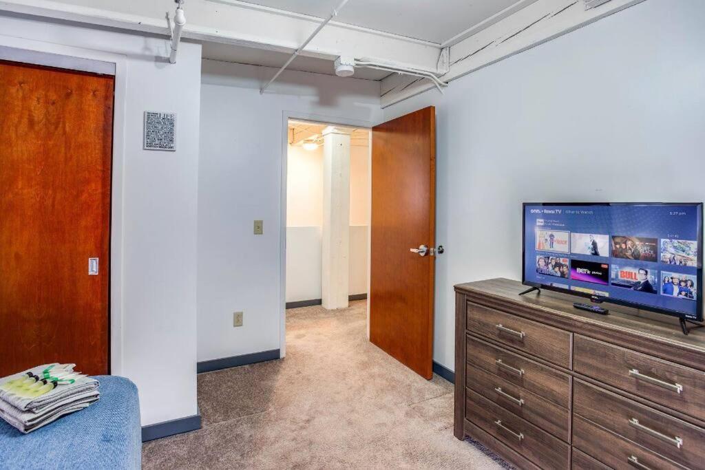 Centric Modern Loft W/ King Beds & Smart Gametable Villa Rochester Bagian luar foto