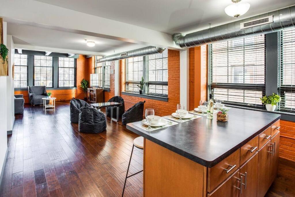 Centric Modern Loft W/ King Beds & Smart Gametable Villa Rochester Bagian luar foto